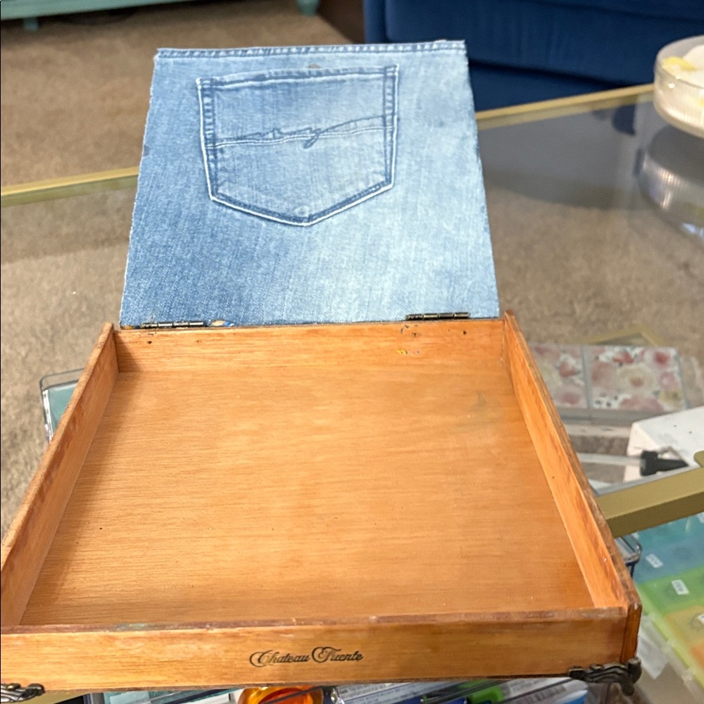 Vintage upcycled Cigar Box - Picture 7 of 8